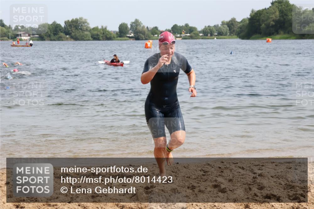 15.06.2025 - 27. Vierlanden-Triathlon Lena Gebhardt http://msf.ph/oto/8014423 15.06.2025 10:14:26 Schwimmen 482, 565, 615, 618 meine-sportfotos.de