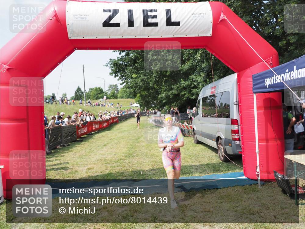 21.06.2025 - 27. Vierlanden-Triathlon MichiJ http://msf.ph/oto/8014439 15.06.2026 11:31:14 Ziel 546, 605 meine-sportfotos.de