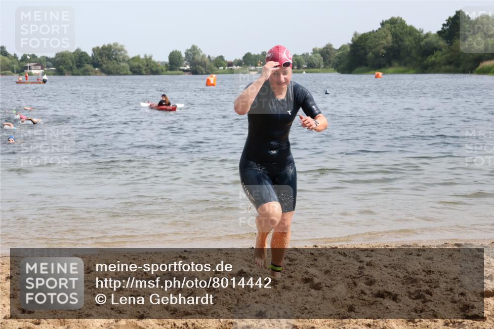 15.06.2025 - 27. Vierlanden-Triathlon Lena Gebhardt http://msf.ph/oto/8014442 15.06.2025 10:14:27 Schwimmen 482, 565, 615, 618 meine-sportfotos.de