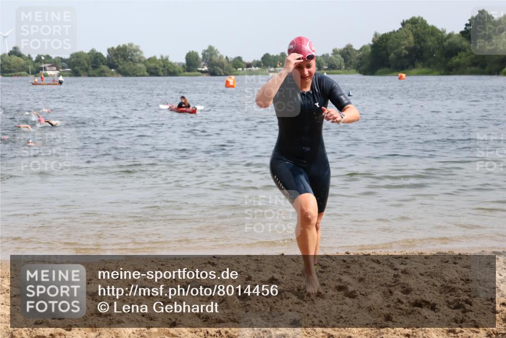 15.06.2025 - 27. Vierlanden-Triathlon Lena Gebhardt http://msf.ph/oto/8014456 15.06.2025 10:14:27 Schwimmen 482, 565, 615, 618 meine-sportfotos.de