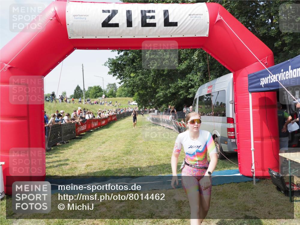 21.06.2025 - 27. Vierlanden-Triathlon MichiJ http://msf.ph/oto/8014462 15.06.2026 11:31:14 Ziel 546, 605 meine-sportfotos.de