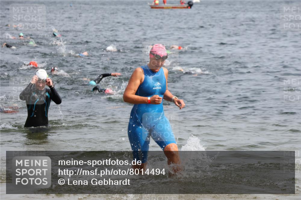 15.06.2025 - 27. Vierlanden-Triathlon Lena Gebhardt http://msf.ph/oto/8014494 15.06.2025 10:14:30 Schwimmen 482, 565, 609, 615, 618 meine-sportfotos.de