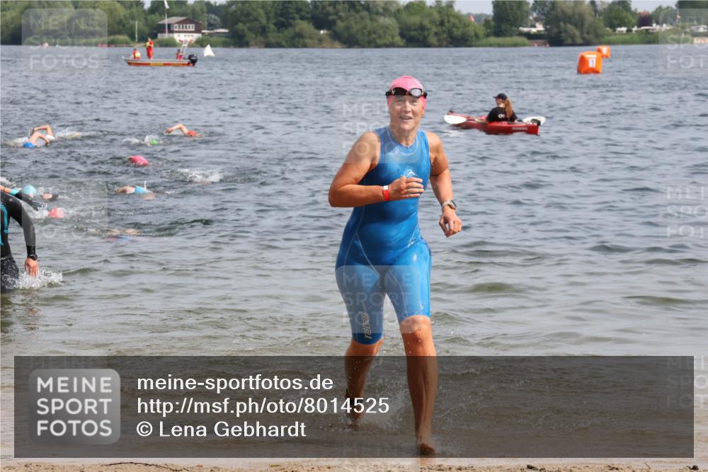 15.06.2025 - 27. Vierlanden-Triathlon Lena Gebhardt http://msf.ph/oto/8014525 15.06.2025 10:14:32 Schwimmen 565, 609, 615, 618 meine-sportfotos.de