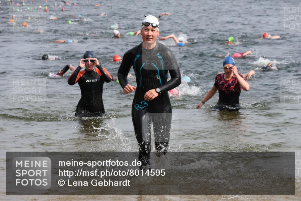 15.06.2025 - 27. Vierlanden-Triathlon Lena Gebhardt http://msf.ph/oto/8014595 15.06.2025 10:14:36 Schwimmen 546, 559, 565, 609, 615 meine-sportfotos.de