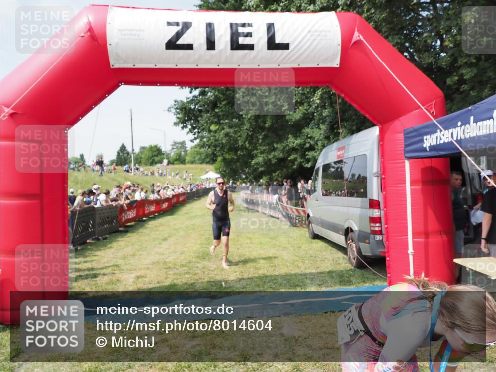 21.06.2025 - 27. Vierlanden-Triathlon MichiJ http://msf.ph/oto/8014604 15.06.2026 11:31:19 Ziel 180, 597, 605 meine-sportfotos.de