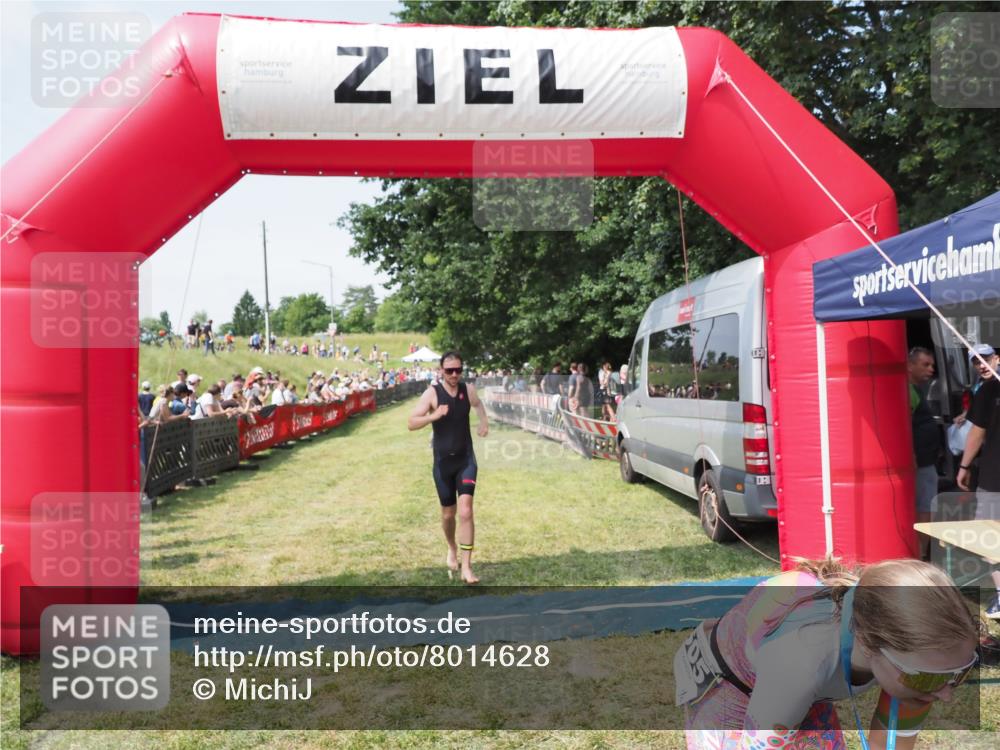 21.06.2025 - 27. Vierlanden-Triathlon MichiJ http://msf.ph/oto/8014628 15.06.2026 11:31:19 Ziel 180, 597, 605 meine-sportfotos.de