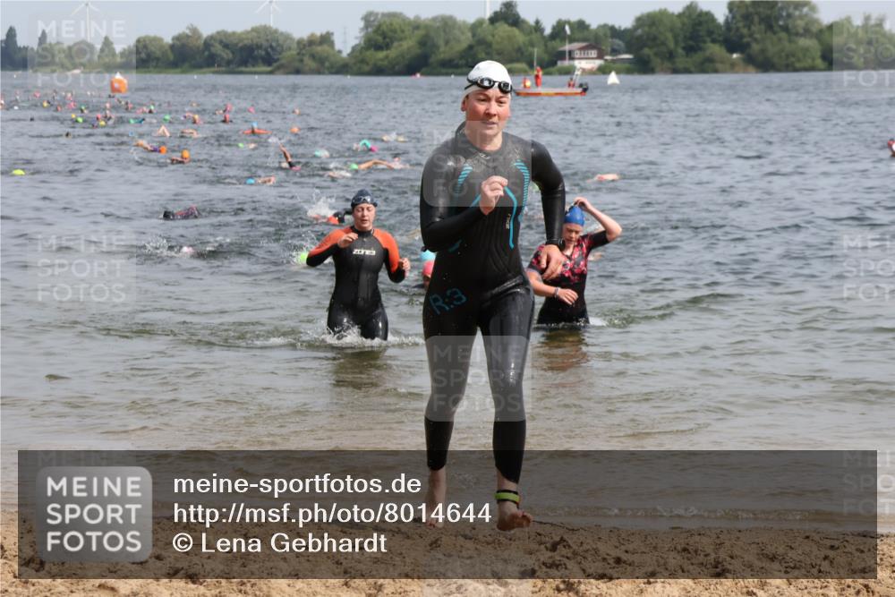 15.06.2025 - 27. Vierlanden-Triathlon Lena Gebhardt http://msf.ph/oto/8014644 15.06.2025 10:14:37 Schwimmen 546, 559, 609, 615 meine-sportfotos.de