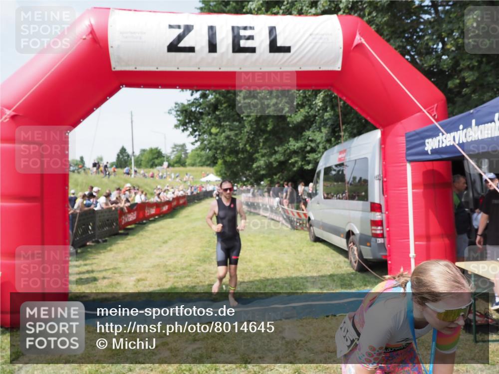 21.06.2025 - 27. Vierlanden-Triathlon MichiJ http://msf.ph/oto/8014645 15.06.2026 11:31:19 Ziel 180, 597, 605 meine-sportfotos.de
