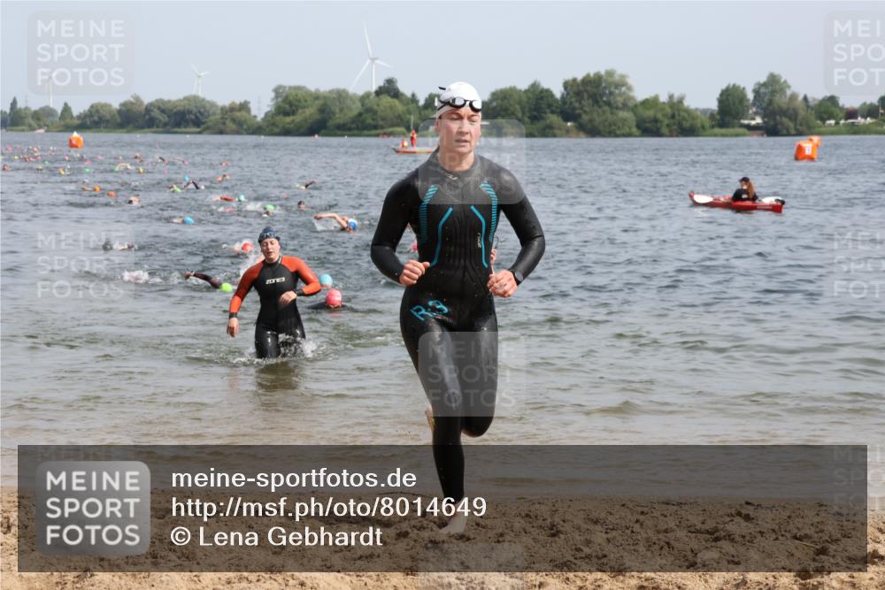 15.06.2025 - 27. Vierlanden-Triathlon Lena Gebhardt http://msf.ph/oto/8014649 15.06.2025 10:14:38 Schwimmen 546, 559, 609, 615 meine-sportfotos.de