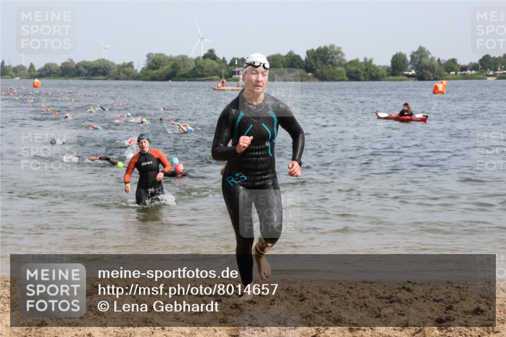 15.06.2025 - 27. Vierlanden-Triathlon Lena Gebhardt http://msf.ph/oto/8014657 15.06.2025 10:14:38 Schwimmen 546, 559, 609, 615 meine-sportfotos.de