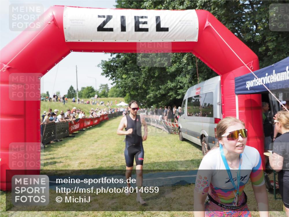 21.06.2025 - 27. Vierlanden-Triathlon MichiJ http://msf.ph/oto/8014659 15.06.2026 11:31:20 Ziel 180, 597, 605 meine-sportfotos.de