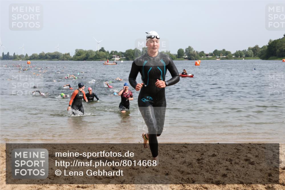 15.06.2025 - 27. Vierlanden-Triathlon Lena Gebhardt http://msf.ph/oto/8014668 15.06.2025 10:14:38 Schwimmen 546, 559, 609, 615 meine-sportfotos.de