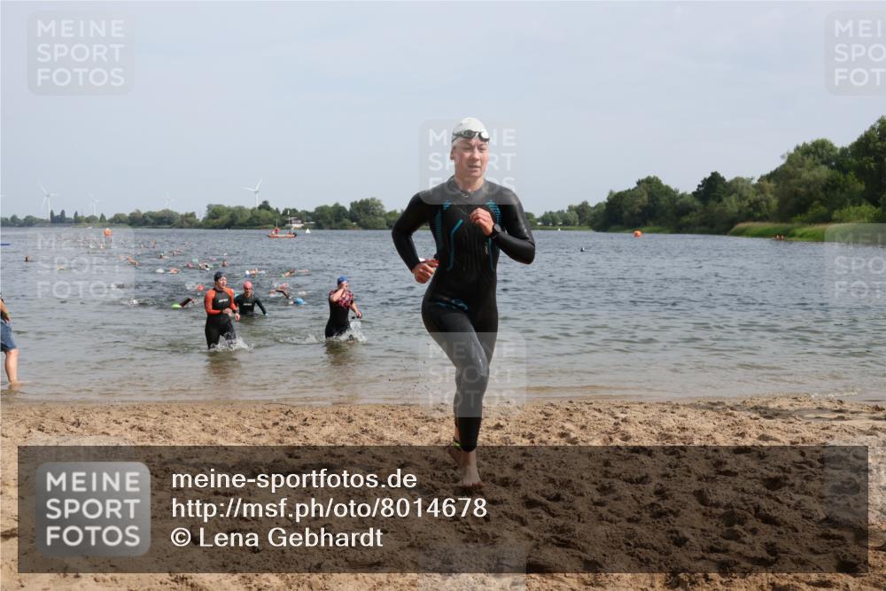 15.06.2025 - 27. Vierlanden-Triathlon Lena Gebhardt http://msf.ph/oto/8014678 15.06.2025 10:14:39 Schwimmen 546, 559, 608, 609, 615 meine-sportfotos.de