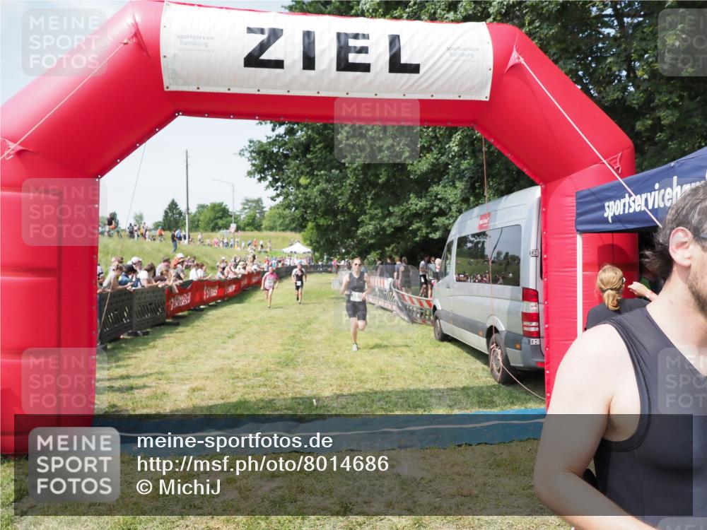 21.06.2025 - 27. Vierlanden-Triathlon MichiJ http://msf.ph/oto/8014686 15.06.2026 11:31:23 Ziel 180, 597 meine-sportfotos.de