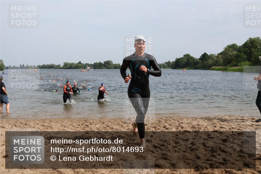 15.06.2025 - 27. Vierlanden-Triathlon Lena Gebhardt http://msf.ph/oto/8014693 15.06.2025 10:14:39 Schwimmen 546, 559, 608, 609, 615 meine-sportfotos.de