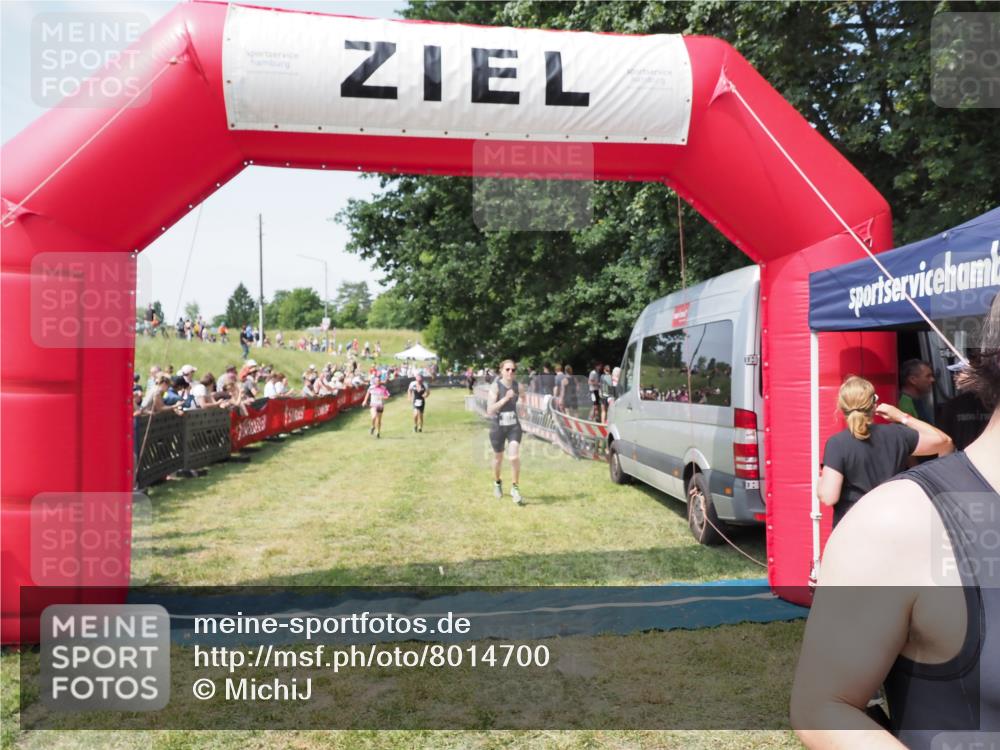 21.06.2025 - 27. Vierlanden-Triathlon MichiJ http://msf.ph/oto/8014700 15.06.2026 11:31:23 Ziel 180, 597 meine-sportfotos.de