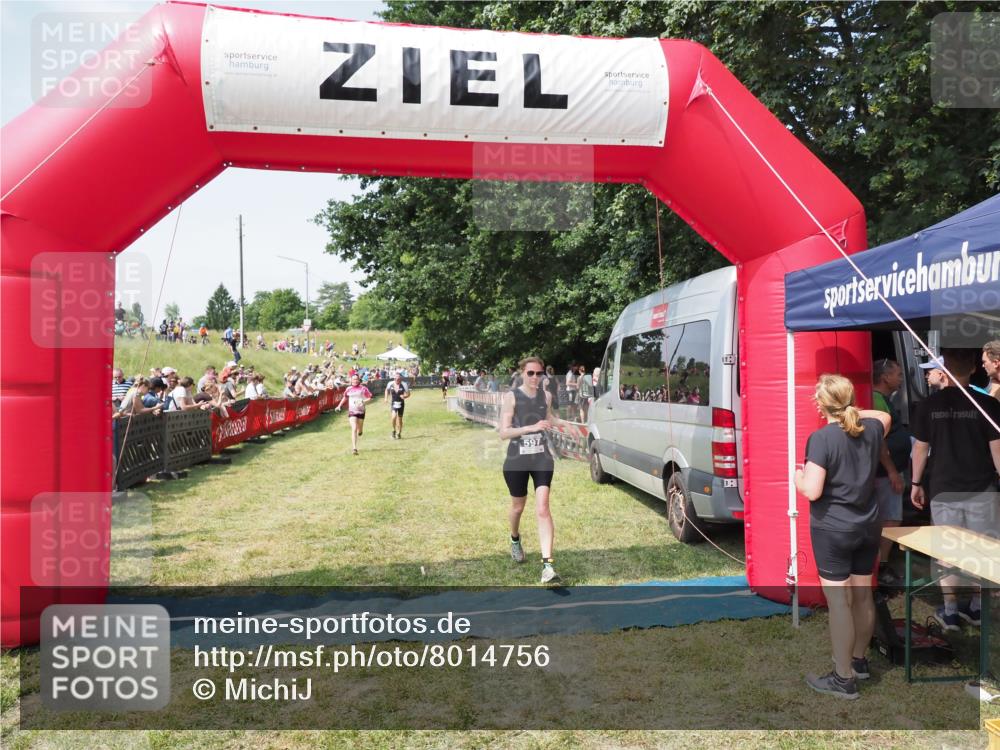 21.06.2025 - 27. Vierlanden-Triathlon MichiJ http://msf.ph/oto/8014756 15.06.2026 11:31:23 Ziel 180, 597 meine-sportfotos.de