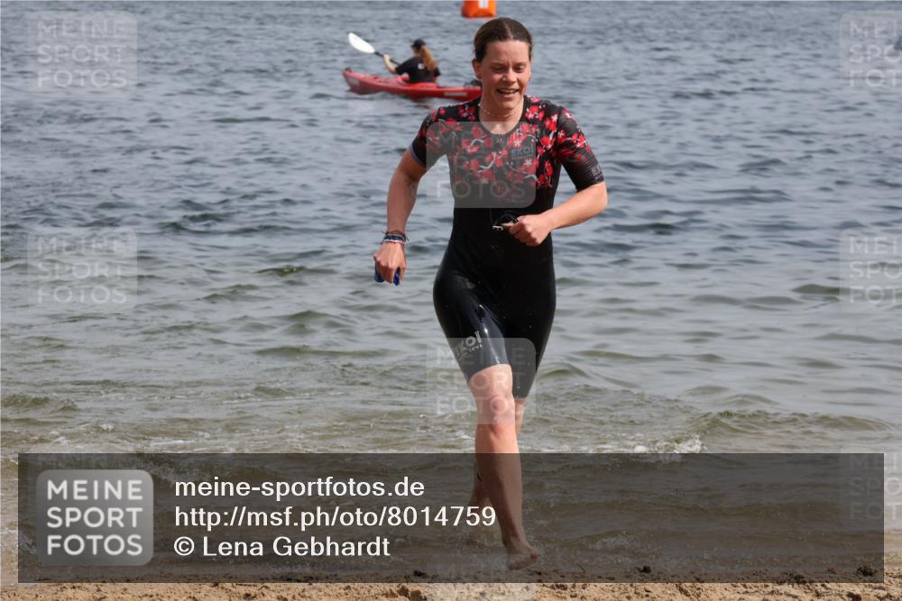 15.06.2025 - 27. Vierlanden-Triathlon Lena Gebhardt http://msf.ph/oto/8014759 15.06.2025 10:14:42 Schwimmen 546, 559, 593, 608, 609, 615 meine-sportfotos.de