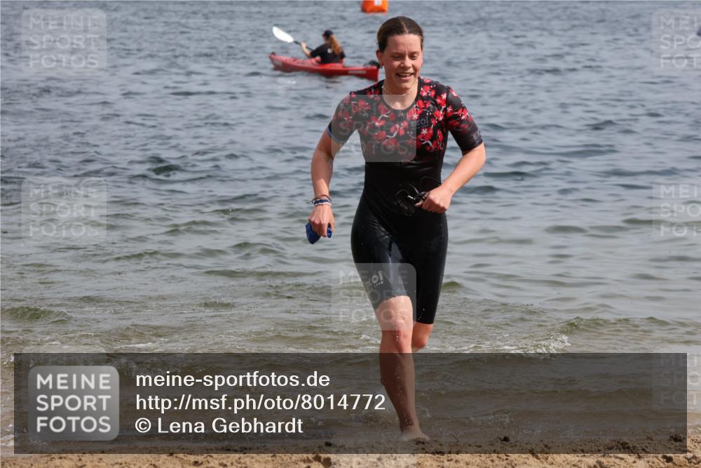 15.06.2025 - 27. Vierlanden-Triathlon Lena Gebhardt http://msf.ph/oto/8014772 15.06.2025 10:14:42 Schwimmen 546, 559, 593, 608, 609, 615 meine-sportfotos.de
