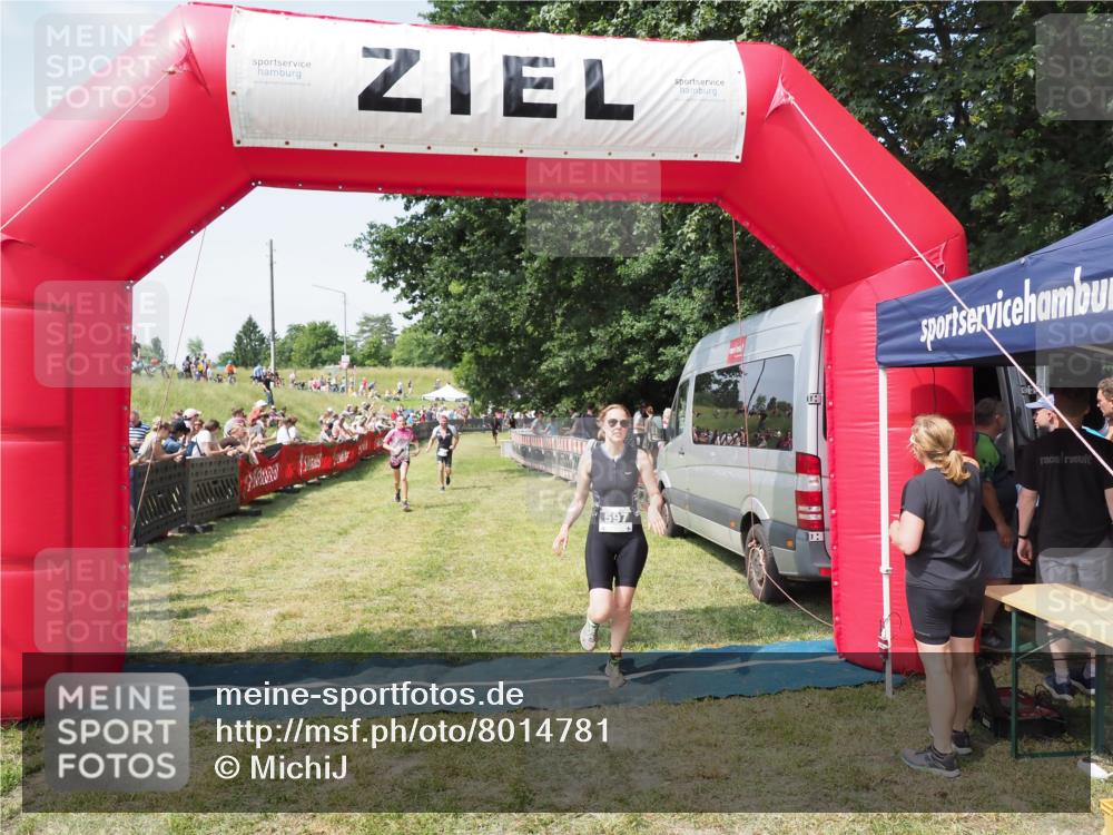 21.06.2025 - 27. Vierlanden-Triathlon MichiJ http://msf.ph/oto/8014781 15.06.2026 11:31:24 Ziel 180, 423, 597 meine-sportfotos.de