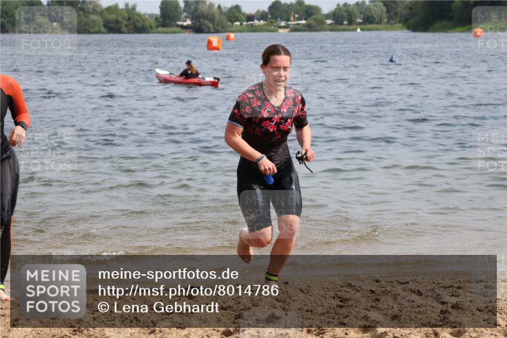 15.06.2025 - 27. Vierlanden-Triathlon Lena Gebhardt http://msf.ph/oto/8014786 15.06.2025 10:14:42 Schwimmen 546, 559, 593, 608, 609, 615 meine-sportfotos.de