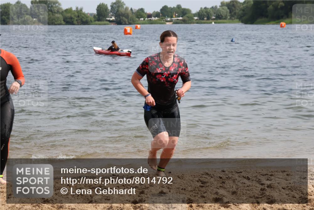 15.06.2025 - 27. Vierlanden-Triathlon Lena Gebhardt http://msf.ph/oto/8014792 15.06.2025 10:14:42 Schwimmen 546, 559, 593, 608, 609, 615 meine-sportfotos.de