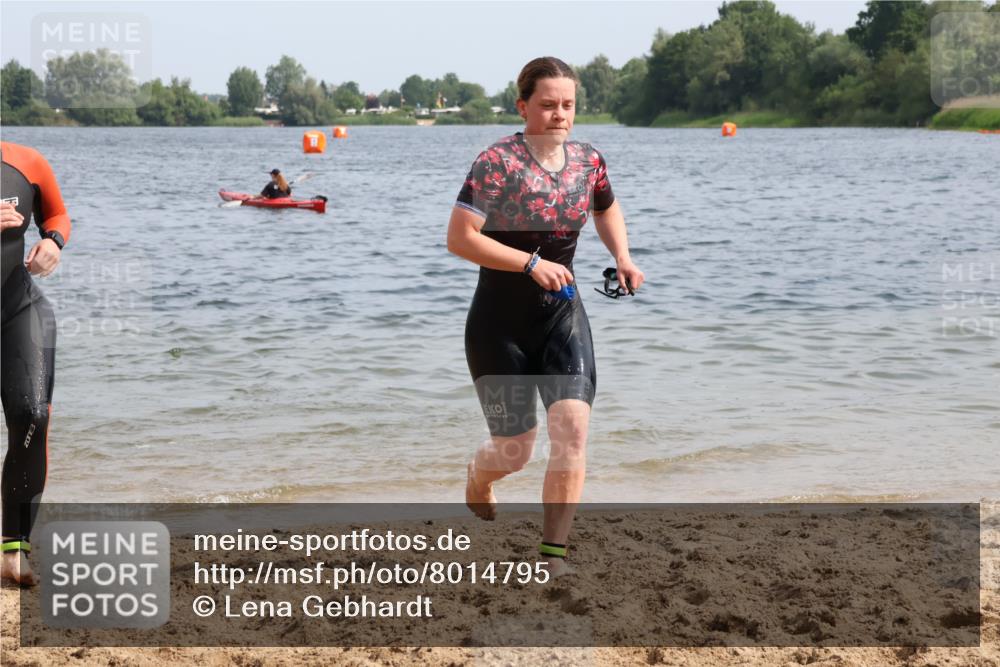 15.06.2025 - 27. Vierlanden-Triathlon Lena Gebhardt http://msf.ph/oto/8014795 15.06.2025 10:14:43 Schwimmen 476, 546, 559, 593, 608, 609, 615, 1397 meine-sportfotos.de