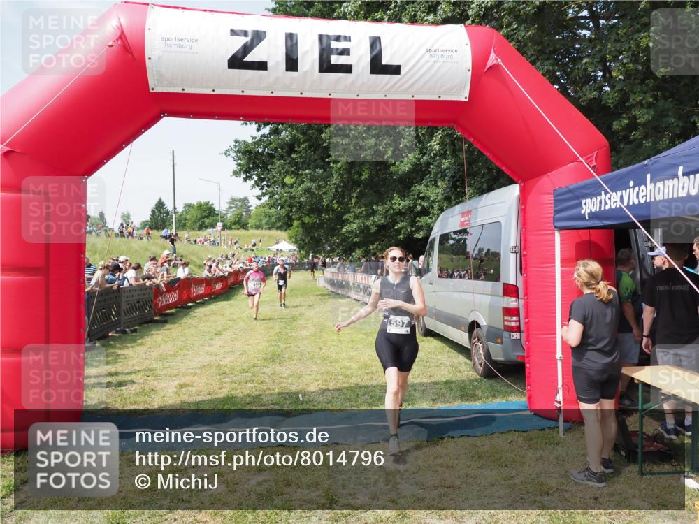 21.06.2025 - 27. Vierlanden-Triathlon MichiJ http://msf.ph/oto/8014796 15.06.2026 11:31:24 Ziel 180, 423, 597 meine-sportfotos.de