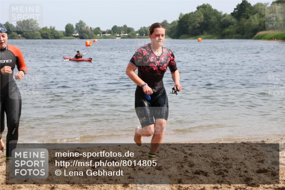 15.06.2025 - 27. Vierlanden-Triathlon Lena Gebhardt http://msf.ph/oto/8014805 15.06.2025 10:14:43 Schwimmen 476, 546, 559, 593, 608, 609, 615, 1397 meine-sportfotos.de