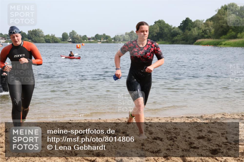 15.06.2025 - 27. Vierlanden-Triathlon Lena Gebhardt http://msf.ph/oto/8014806 15.06.2025 10:14:43 Schwimmen 476, 546, 559, 593, 608, 609, 615, 1397 meine-sportfotos.de