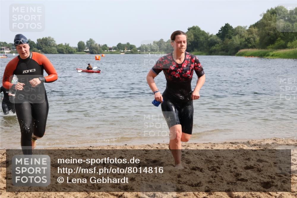15.06.2025 - 27. Vierlanden-Triathlon Lena Gebhardt http://msf.ph/oto/8014816 15.06.2025 10:14:43 Schwimmen 476, 546, 559, 593, 608, 609, 615, 1397 meine-sportfotos.de