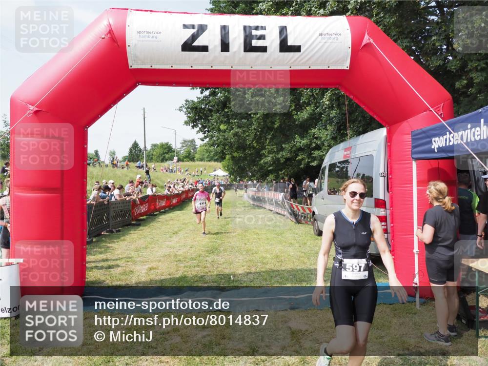 21.06.2025 - 27. Vierlanden-Triathlon MichiJ http://msf.ph/oto/8014837 15.06.2026 11:31:24 Ziel 180, 423, 597 meine-sportfotos.de