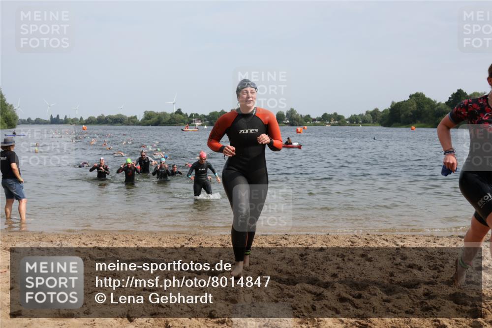 15.06.2025 - 27. Vierlanden-Triathlon Lena Gebhardt http://msf.ph/oto/8014847 15.06.2025 10:14:44 Schwimmen 476, 546, 559, 593, 608, 609, 615, 1397 meine-sportfotos.de