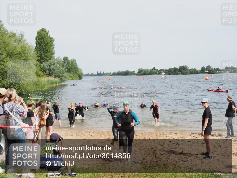 21.06.2025 - 27. Vierlanden-Triathlon MichiJ http://msf.ph/oto/8014856 15.06.2026 10:16:16 Schwimmen 477, 489, 494, 523, 611 meine-sportfotos.de