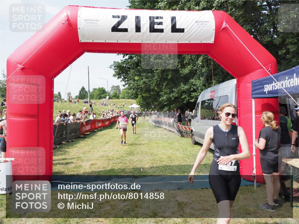 21.06.2025 - 27. Vierlanden-Triathlon MichiJ http://msf.ph/oto/8014858 15.06.2026 11:31:25 Ziel 180, 423, 597 meine-sportfotos.de