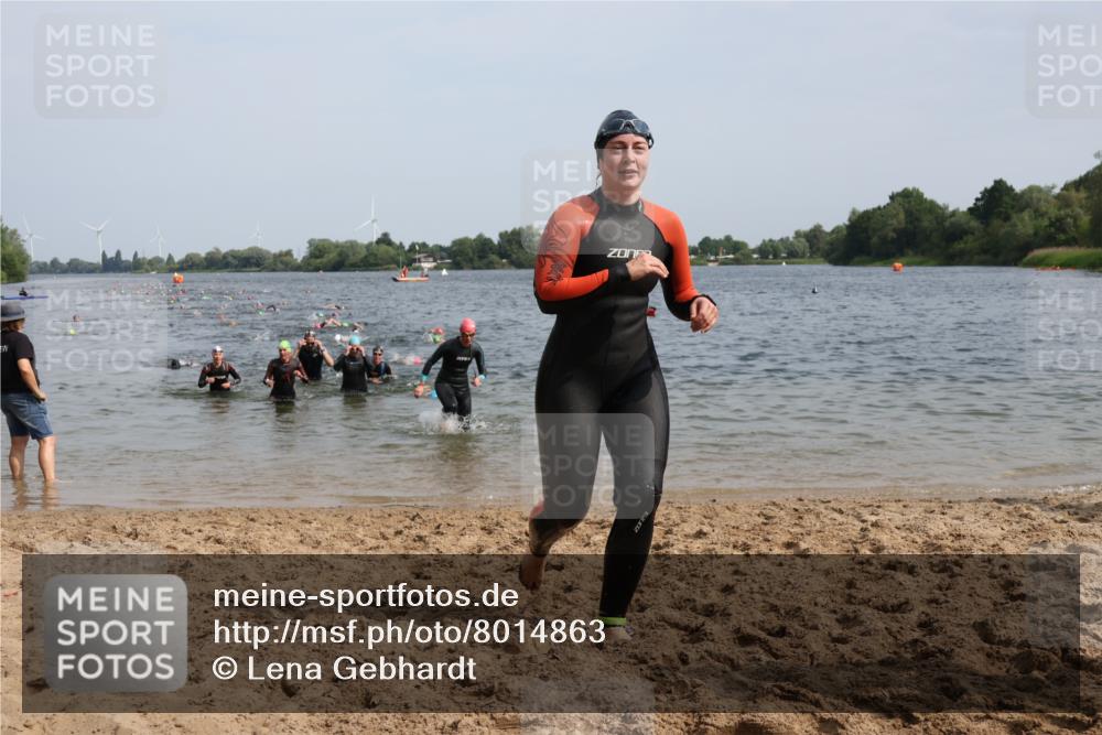 15.06.2025 - 27. Vierlanden-Triathlon Lena Gebhardt http://msf.ph/oto/8014863 15.06.2025 10:14:44 Schwimmen 476, 546, 559, 593, 608, 609, 615, 1397 meine-sportfotos.de