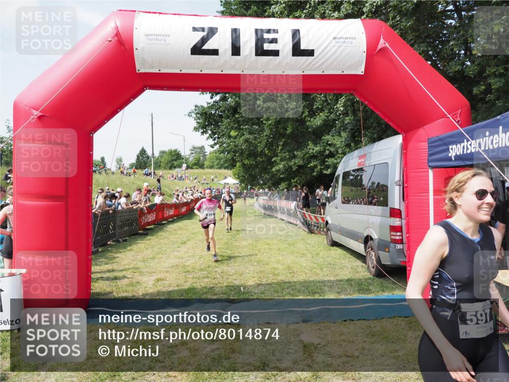 21.06.2025 - 27. Vierlanden-Triathlon MichiJ http://msf.ph/oto/8014874 15.06.2026 11:31:25 Ziel 180, 423, 597 meine-sportfotos.de