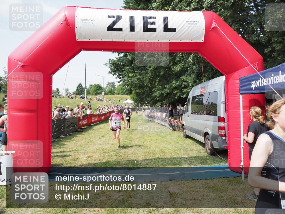 21.06.2025 - 27. Vierlanden-Triathlon MichiJ http://msf.ph/oto/8014887 15.06.2026 11:31:25 Ziel 180, 423, 597 meine-sportfotos.de