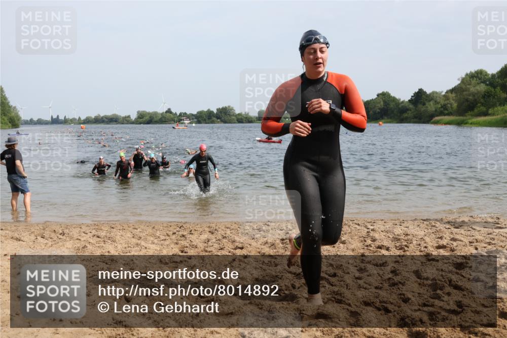 15.06.2025 - 27. Vierlanden-Triathlon Lena Gebhardt http://msf.ph/oto/8014892 15.06.2025 10:14:45 Schwimmen 476, 546, 559, 593, 608, 609, 1397 meine-sportfotos.de