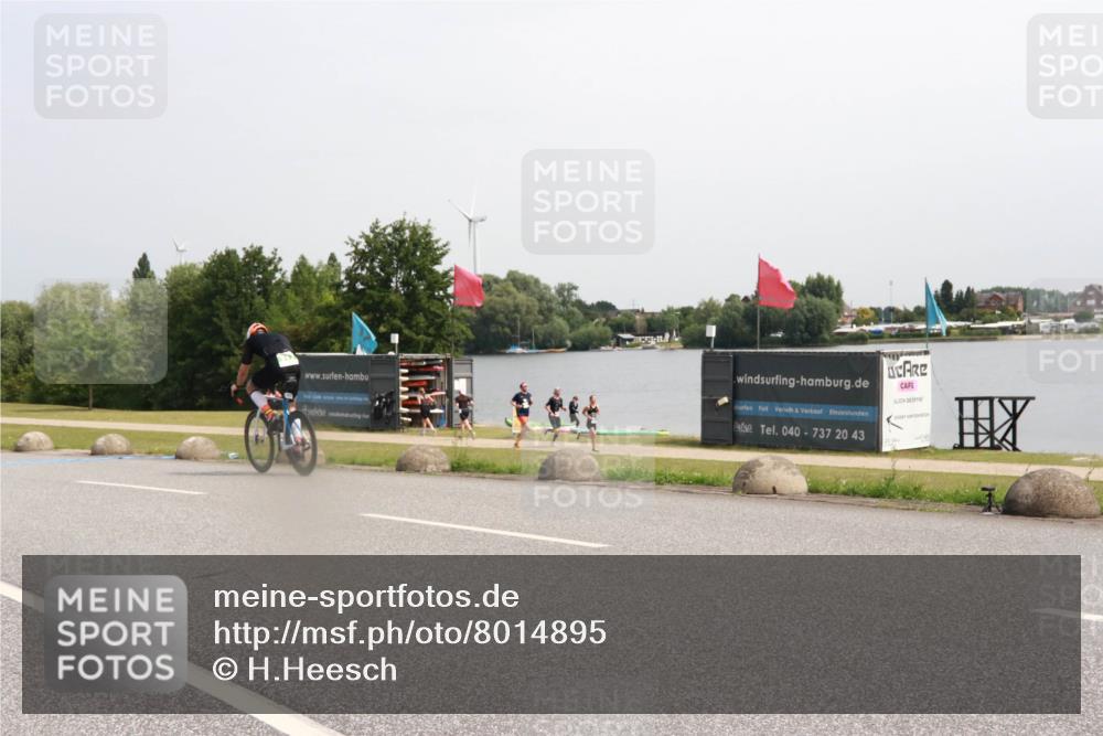 15.06.2025 - 27. Vierlanden-Triathlon H.Heesch http://msf.ph/oto/8014895 15.06.2025 11:16:25 Radfahren 717, 794 meine-sportfotos.de
