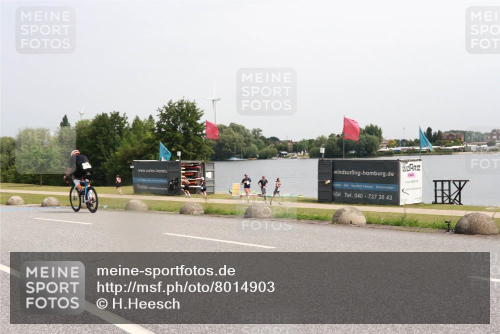 15.06.2025 - 27. Vierlanden-Triathlon H.Heesch http://msf.ph/oto/8014903 15.06.2025 11:16:25 Radfahren 717, 794 meine-sportfotos.de
