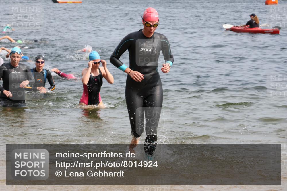 15.06.2025 - 27. Vierlanden-Triathlon Lena Gebhardt http://msf.ph/oto/8014924 15.06.2025 10:14:46 Schwimmen 476, 521, 525, 546, 559, 593, 608, 609, 1397 meine-sportfotos.de