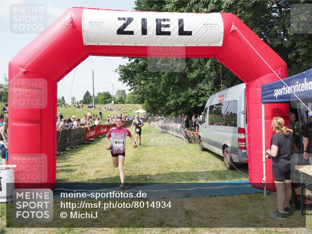 21.06.2025 - 27. Vierlanden-Triathlon MichiJ http://msf.ph/oto/8014934 15.06.2026 11:31:26 Ziel 180, 423, 597 meine-sportfotos.de