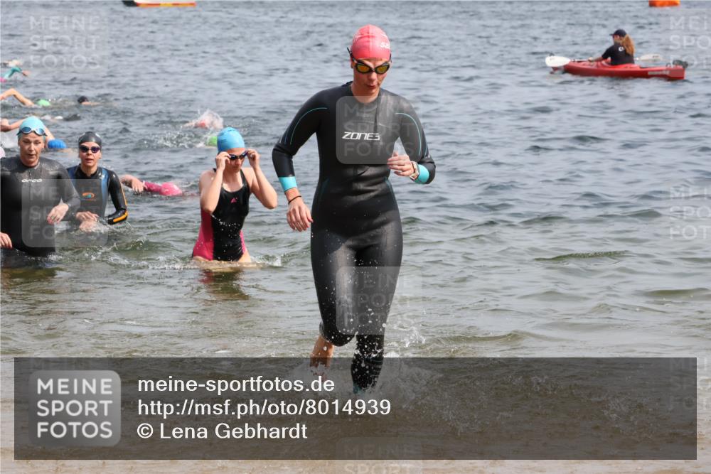 15.06.2025 - 27. Vierlanden-Triathlon Lena Gebhardt http://msf.ph/oto/8014939 15.06.2025 10:14:46 Schwimmen 476, 521, 525, 546, 559, 593, 608, 609, 1397 meine-sportfotos.de