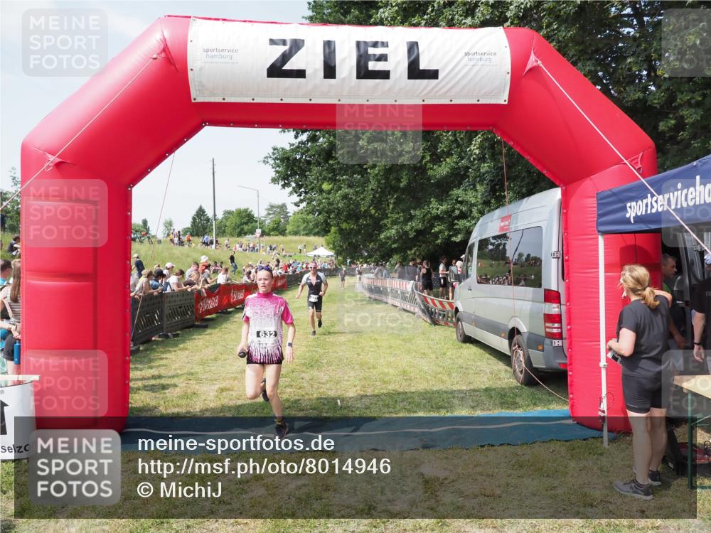 21.06.2025 - 27. Vierlanden-Triathlon MichiJ http://msf.ph/oto/8014946 15.06.2026 11:31:26 Ziel 180, 423, 597 meine-sportfotos.de