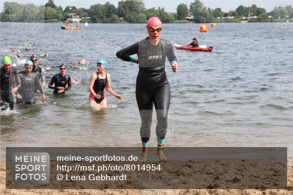 15.06.2025 - 27. Vierlanden-Triathlon Lena Gebhardt http://msf.ph/oto/8014954 15.06.2025 10:14:47 Schwimmen 476, 521, 525, 546, 559, 570, 593, 608, 609, 1397 meine-sportfotos.de