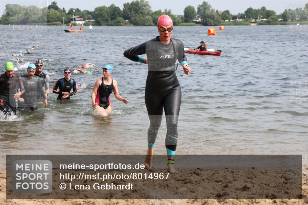 15.06.2025 - 27. Vierlanden-Triathlon Lena Gebhardt http://msf.ph/oto/8014967 15.06.2025 10:14:47 Schwimmen 476, 521, 525, 546, 559, 570, 593, 608, 609, 1397 meine-sportfotos.de