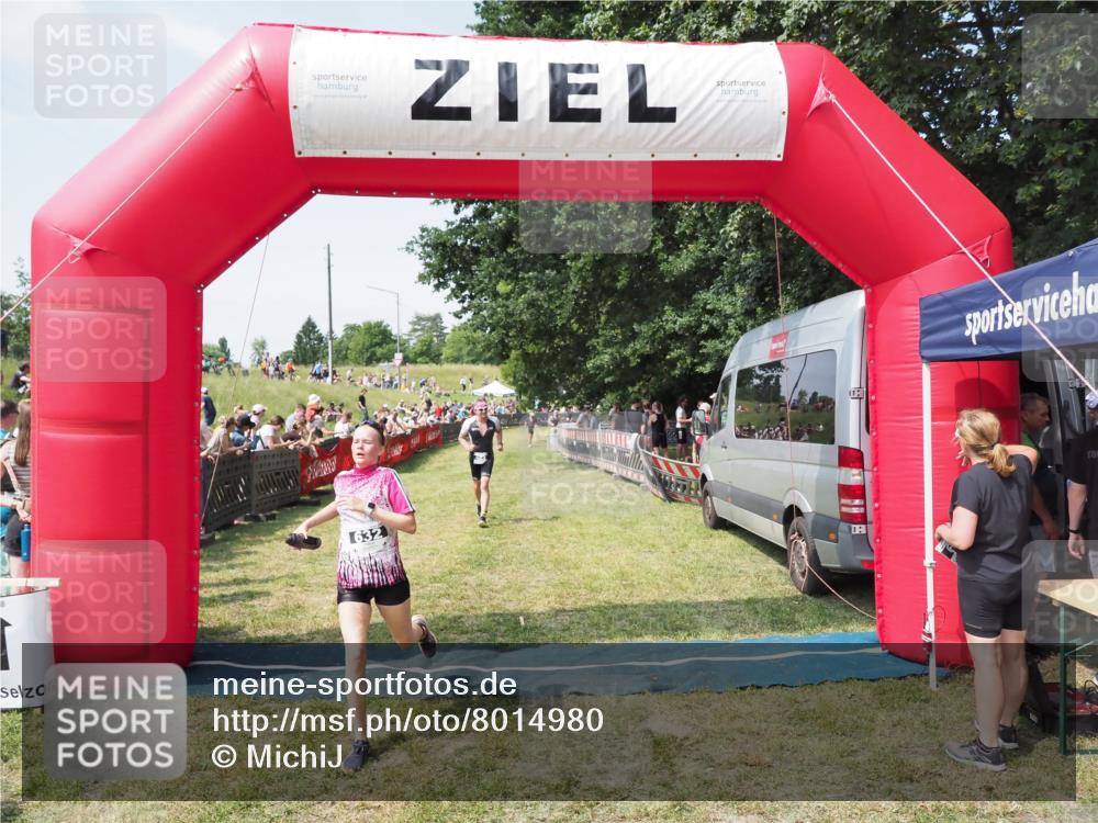 21.06.2025 - 27. Vierlanden-Triathlon MichiJ http://msf.ph/oto/8014980 15.06.2026 11:31:26 Ziel 180, 423, 597 meine-sportfotos.de
