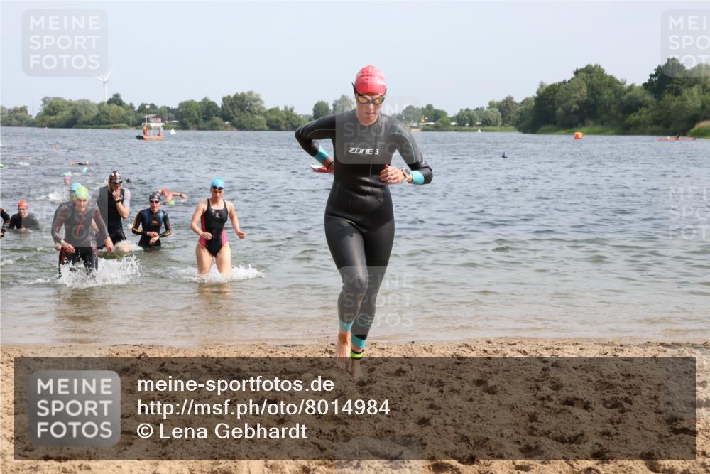 15.06.2025 - 27. Vierlanden-Triathlon Lena Gebhardt http://msf.ph/oto/8014984 15.06.2025 10:14:48 Schwimmen 476, 521, 525, 546, 559, 570, 593, 608, 609, 1397 meine-sportfotos.de
