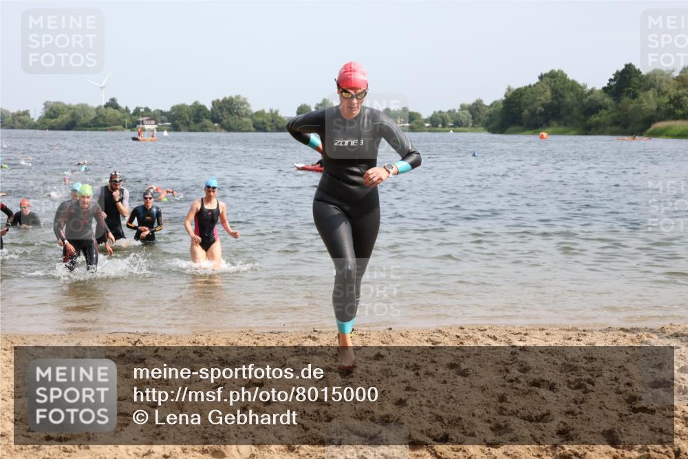 15.06.2025 - 27. Vierlanden-Triathlon Lena Gebhardt http://msf.ph/oto/8015000 15.06.2025 10:14:48 Schwimmen 476, 521, 525, 546, 559, 570, 593, 608, 609, 1397 meine-sportfotos.de
